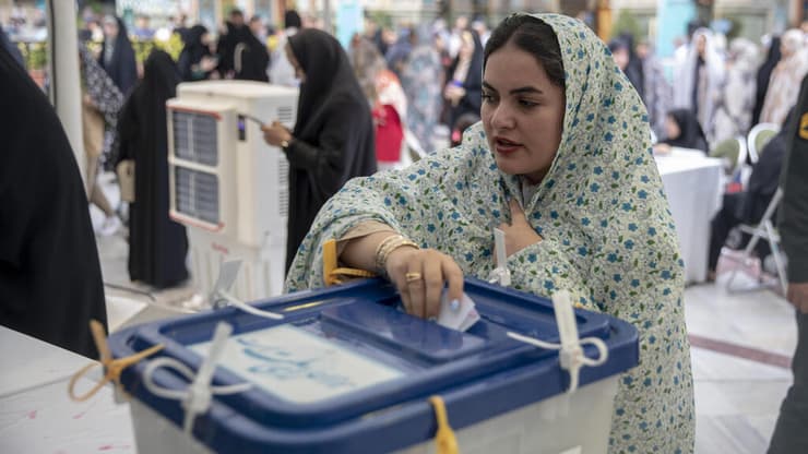 מצביעים ב בחירות לנשיאות איראן ב טהרן 28 ביוני 