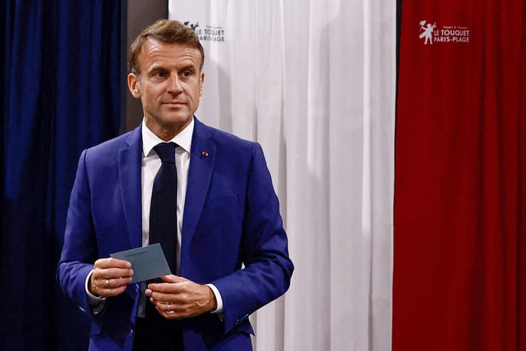 צרפת בחירות ל פרלמנט האספה הלאומית קלפי עמנואל מקרון מצביע