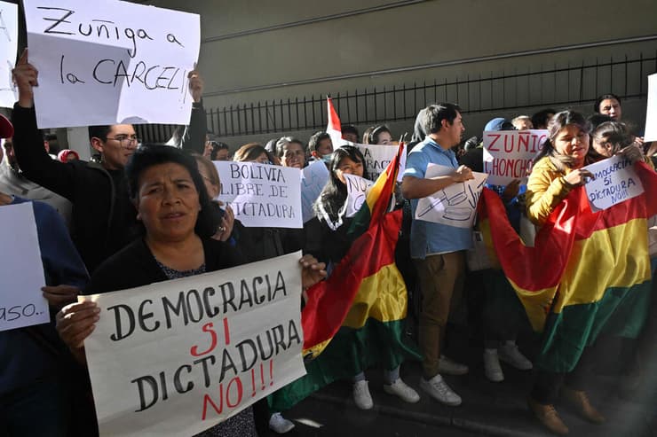 תומכי נשיא בוליביה לואיס ארסה מפגינים אחרי ניסיון ה הפיכה לכאורה