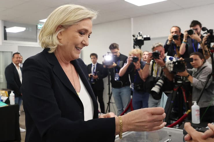 צרפת בחירות ל פרלמנט האספה הלאומית מרין לה פן קלפי מצביעה