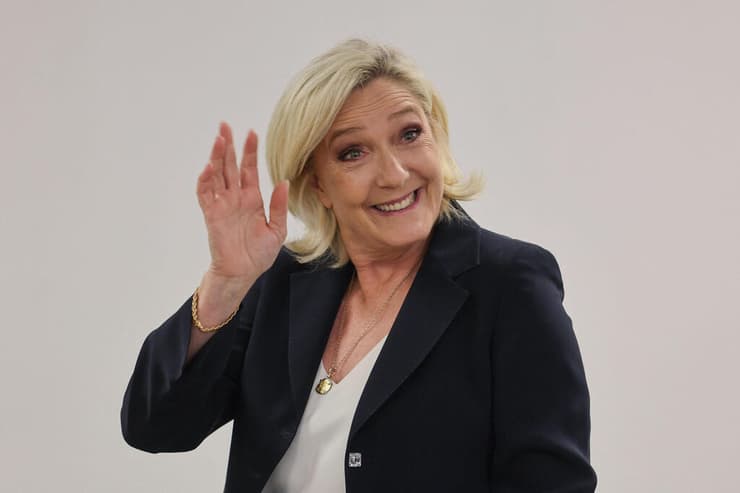 צרפת בחירות ל פרלמנט האספה הלאומית קלפי מרין לה פן מצביעה