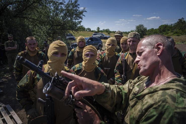 אוקראינה אסירים שגויסו ל צבא מ בית כלא הכשרה אימון נשק לחימה