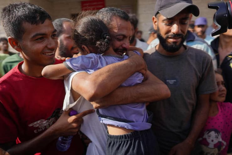 עצורים פלסטינים שישראל שחררה מתקבלים בברכה על ידי משפחתם בדיר אל-בלח