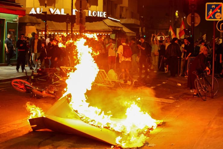 צרפת בחירות פרלמנט מפגינים מה שמאל ב כיכר הרפובליקה פריז שורפים מחסומים