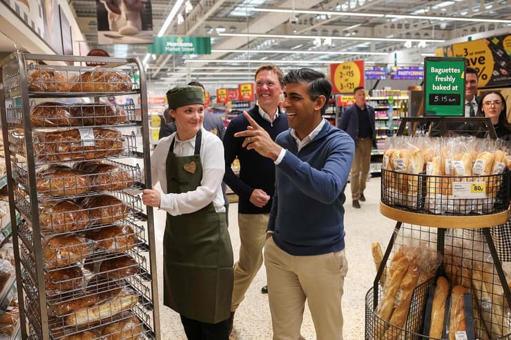 ראש ממשלת בריטניה רישי סונאק מסייר ב סופרמרקט לקראת בחירות