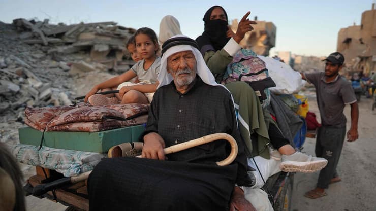 פליטים פלסטינים פליט מתפנים מ חאן יונס אחרי הודעת צה"ל על פינוי מידי שלח החלק המזרחי בעיר בדרום רצועת עזה 