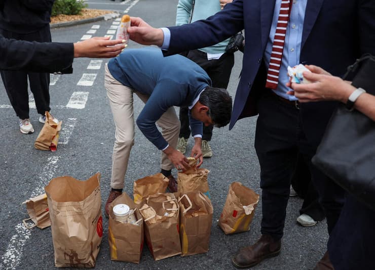 ראש ממשלת בריטניה רישי סונאק מסייר ב סופרמרקט לקראת בחירות קנה ארוחת בוקר