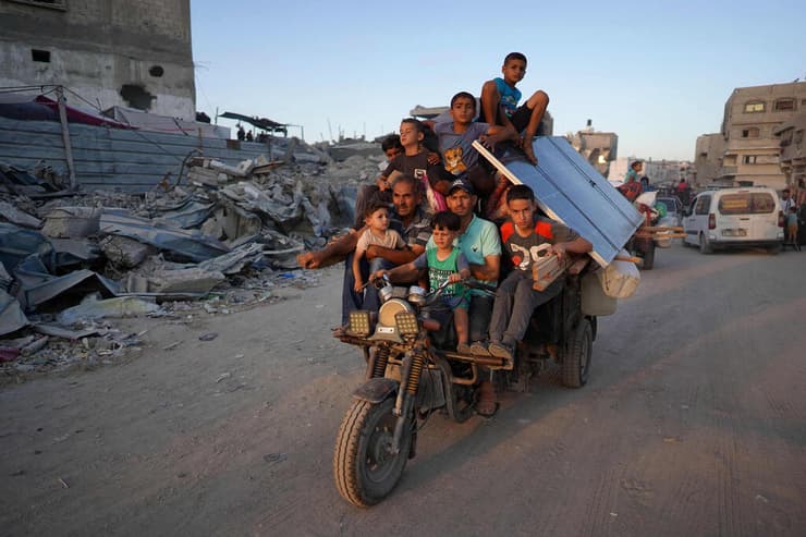פליטים פלסטינים פליט מתפנים מ חאן יונס אחרי הודעת צה"ל על פינוי מידי שלח החלק המזרחי בעיר בדרום רצועת עזה 
