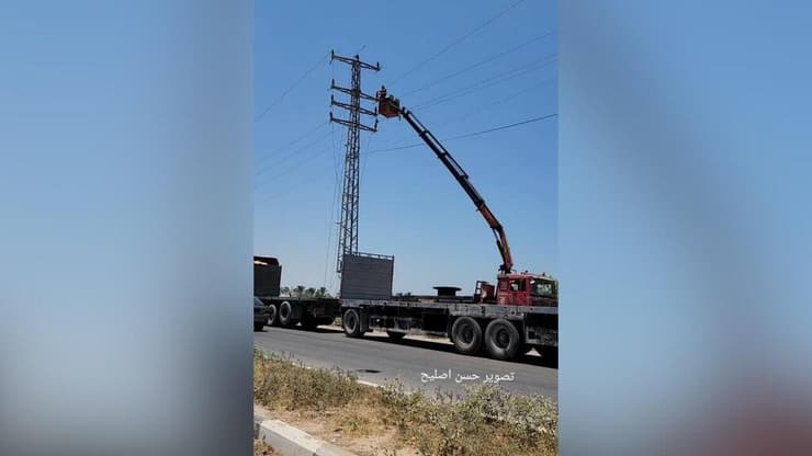 חברת החשמל העזתית האריכה כבלים ברחוב סלאח א-דין כדי להפעיל את מתקן התפלת המים והביוב ממערב לדיר אלבלח ישירות מהחשמל הישראלי