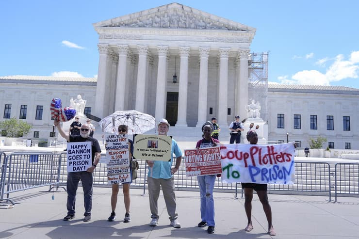 מפגינים מחוץ ל בית המשפט העליון של ארה"ב פסיקה חסינות דונלד טראמפ