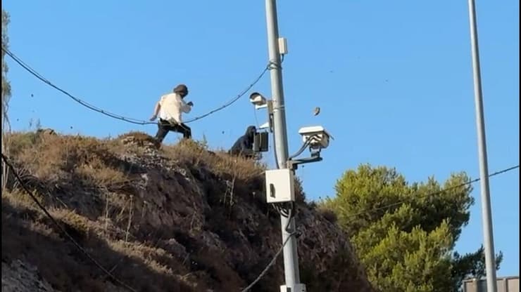 תיעוד: מיידוי אבנים על רכבי כוחות הביטחון בפינוי בגבעת עוז ציון