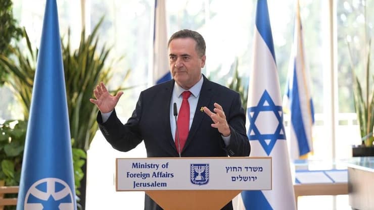 כ"ץ לא מהווה סמכות ביטחונית - והוא יהיה עושה דברו של נתניהו (צילום: שלומי אמסלם, לע"מ) תערוכת בגדי החטופים והחטופות במשרד החוץ, ירושלים