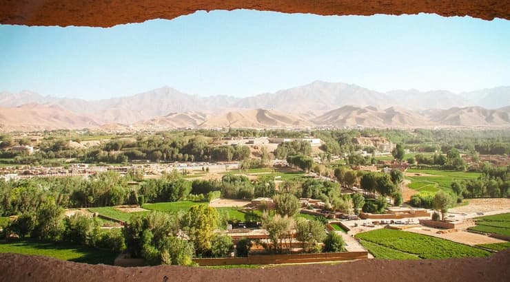 מבט ממצודתו של אלכסנדר מוקדון ב-באלח, ליד מזאר א-שריף, צפון אפגניסטן. אלכסנדר ירד עם חילותיו לשם מאוזבקיסטן בדרכו להודו