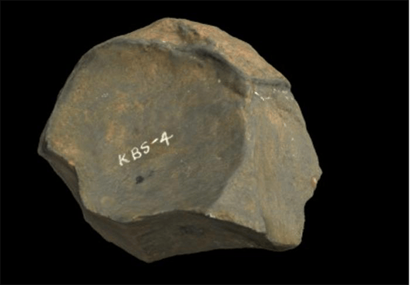 כלים ברמה של שימפנזים. כלי אבן מוקדם מאוד שהתגלה בקניה, ואפשר לסתת אותו בשלושה צעדים פשוטים | צילום: Curry, Michael. 2020. Oldowan Core, Koobi Fora. Museum of Stone Tools