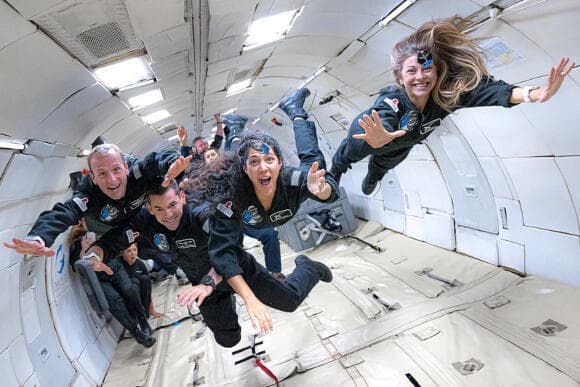 אסטרונאוטים פרטיים עם הכשרה דומה לזו של אסטרונאוטים מקצועיים. צוות Polaris Dawn באימונים במטוס המדמה תנאי מיקרו-כבידה 