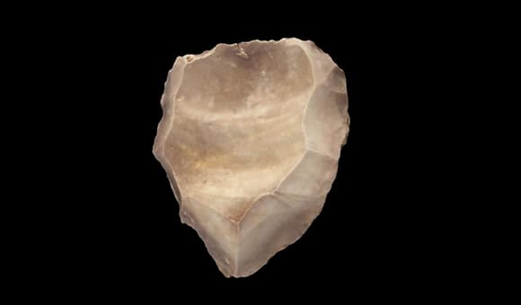 רמה חדשה של מורכבות. כלי אבן מסותת מלפני כ-600 אלף שנה שהתגלה באלג'יריה, ומצביע כנראה על תרבות מצטברת | צילום: Watt, Emma. 2020. Levallois Core, Algeria. Museum of Stone Tools