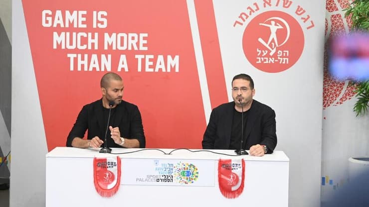 בעלי הפועל ת"א עופר ינאי לצד בעלי וילרבאן טוני פארקר