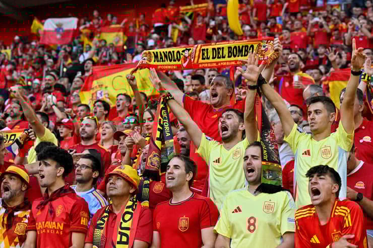 החליפו את דגל פלסטין בדגל ספרד (צילום: Alberto PIZZOLI / AFP) אוהדי ספרד