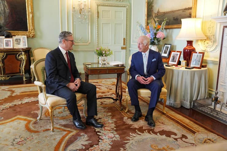 קיר סטרמר מנהיג הלייבור נפגש עם המלך צ'רלס אחרי הניצחון ב בחירות ומקבל ממנו את המינוי לראשות הממשלה