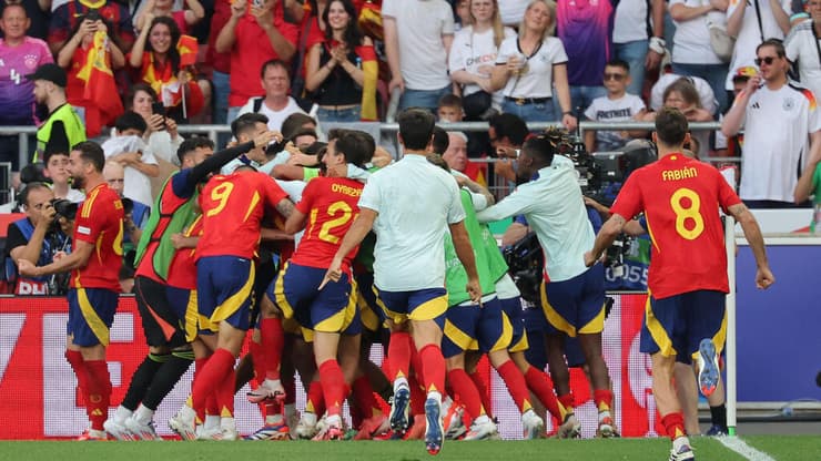 שחקני נבחרת ספרד חוגגים