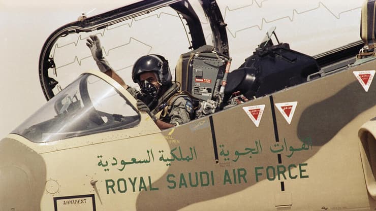 טייס סעודי מנופף לשלום, 1991