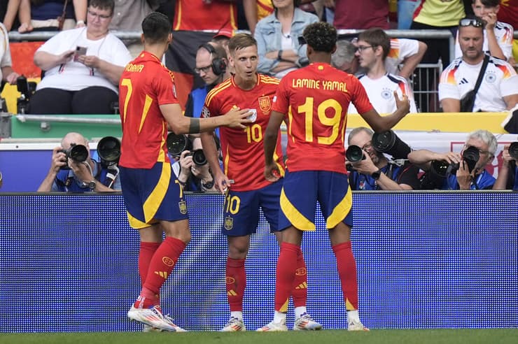 שחקני נבחרת ספרד חוגגים עם דני אולמו