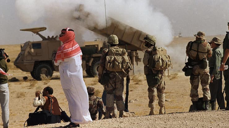 חיילים סעודים צופים במערכת MRLS שיורה לעבר כוויית