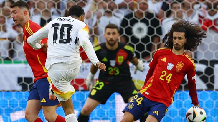 מארק קוקורייה עוצר את הכדור של ג'מאל מוסיאלה עם ידו