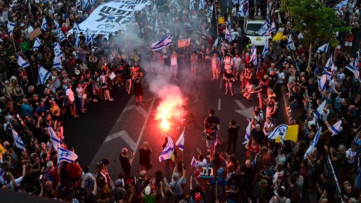 הפגנה מחוץ לשער בגין (צילום: יובל חן) הפגנה מחוץ לשער בגין