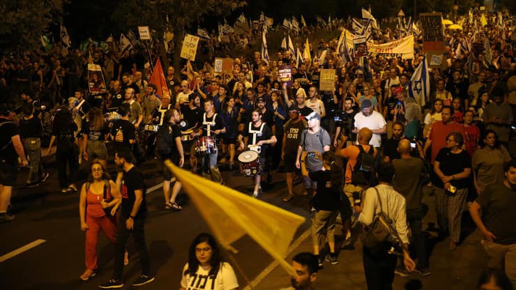 הצעדה בבירה (צילום: עמית שאבי) צעדת מחאה מכיכר סאקר אל עבר מעון רהמ ברחוב עזה 35