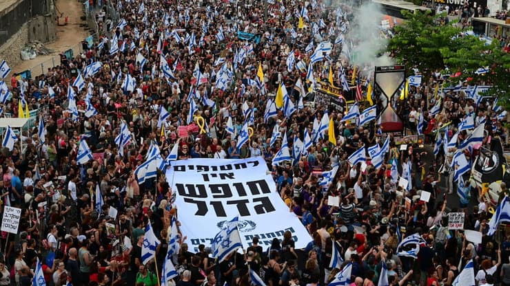 הפגנה מחוץ לשער בגין