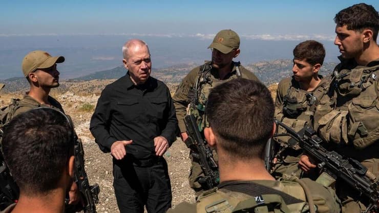 שר הביטחון יואב גלנט בהערכת מצב בחרמון (צילום: אריאל חרמוני, משהב"ט) שר הביטחון יואב גלנט בהערכת מצב בחרמון