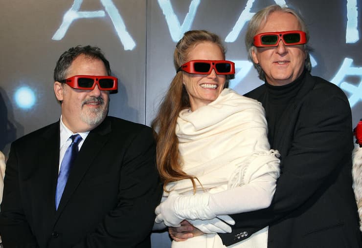 ג'יימס קמרון (מימין), סוזי איימיס וג'ון לנדאו, בבכורת הסרט "אוואטר" ב-2009 (צילום: Junko Kimura/Getty Images) ג'יימס קמרון (מימין), סוזי איימיס וג'ון לנדאו, בבכורת הסרט "אוואטר" ב-2009