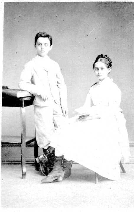 בנימין זאב הרצל ואחותו פאולינה, בתמונה שצולמה בערך בשנת 1870 (צילום: באדיבות הארכיון הציוני של ההסתדרות הציונית העולמית) הרצל ואחותו פאולינה, בתמונה שצולמה בערך בשנת 1870