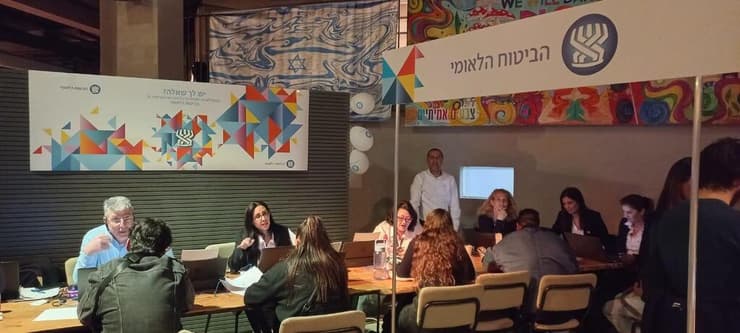 נציגי ביטוח לאומי מסייעים במיצוי זכויות באירוע של שורדי הנובה (צילום: דוברות ביטוח לאומי) נציגי ביטוח לאומי מסייעים במיצוי זכויות באירוע של שורדי הנובה