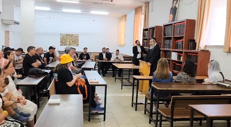 המפגש של קרובי החטופים עם הרב כהן