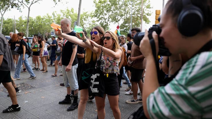 ברצלונה מפגינים נגד תיירים