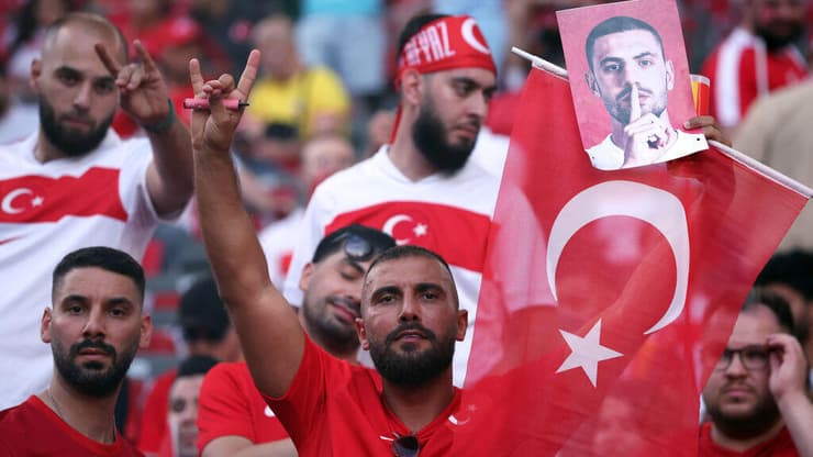 עוד ועוד טורקים לחגיגת התקרבנות פשיסטית (צילום: Alex Grimm/Getty Images) אוהדי טורקיה