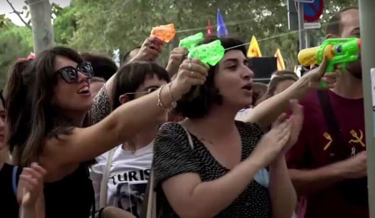 ברצלונה מפגינים נגד תיירים