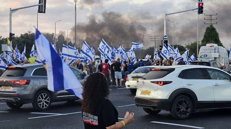 עשן בהפגנה בצומת העוגן (צילום: י. חפר) הפגנה להחזרת החטופים בצומת העוגן