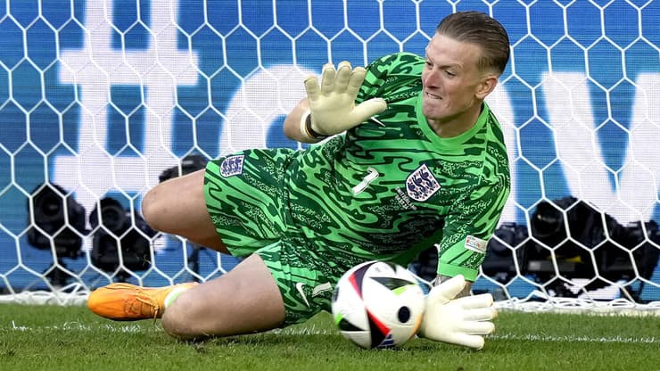 פיקפורד הודף את הפנדל של אקאנג'י, שלשום. הבעיטה שהכריעה את המשחק (צילום: AP Photo/Frank Augstein) פיקפורד