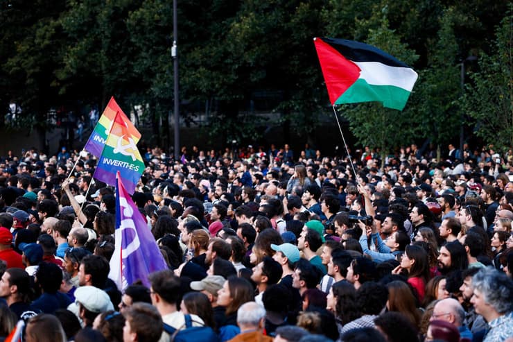 צרפת בחירות פרלמנט תוצאות שמאל חוגג דגל גאווה דגל פלסטין