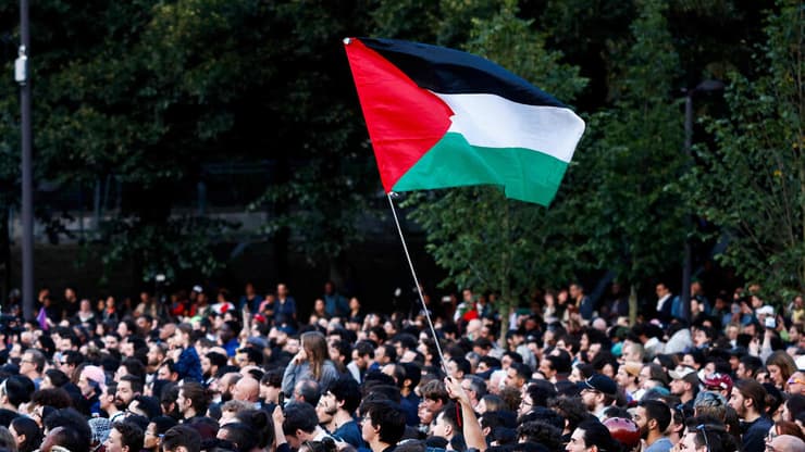 דגל פלסטיני בחגיגות השמאל בצרפת (צילום: Sameer Al-Doumy / AFP) צרפת בחירות פרלמנט תוצאות שמאל חוגג דגל גאווה דגל פלסטין