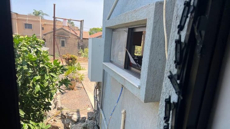 חלונות שנופצו מהדף הפיצוץ בכפר הזיתים
