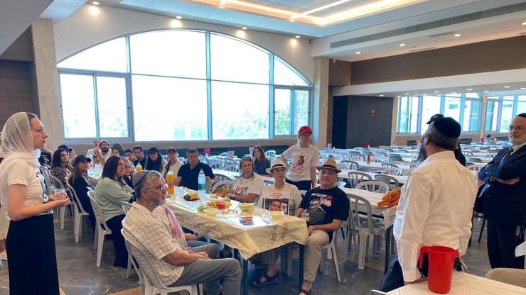 קרובי חטופים בישיבת חברון