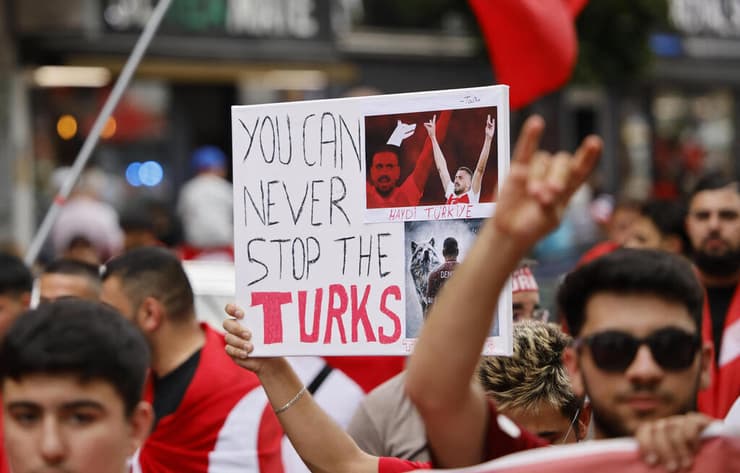 אנשים שחיים ונהנים מהדמוקרטיה המערבית, ירקו על הדמוקרטיה המארחת (צילום: REUTERS/Axel Schmidt) אוהדי טורקיה