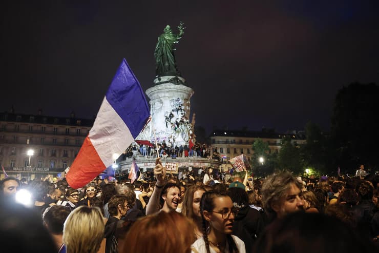 חגיגות ב פריז אחרי פרסום תוצאות ה בחירות ב צרפת