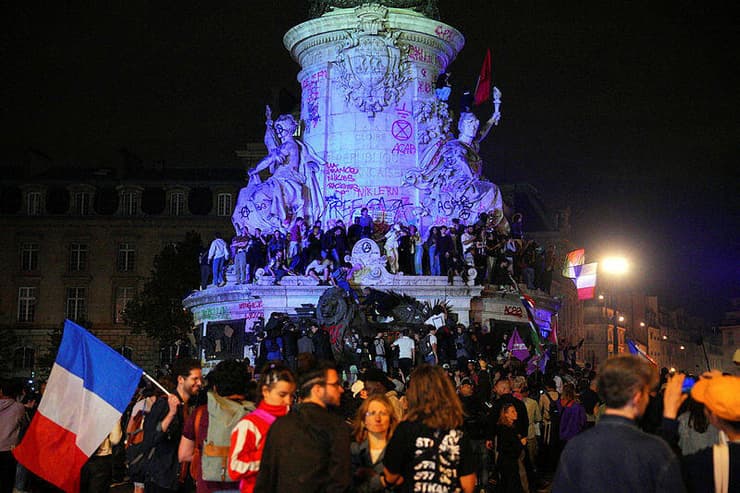מהומות בכיכר הרפובליקה בפריז לאחר תבוסת הימין בבחירות