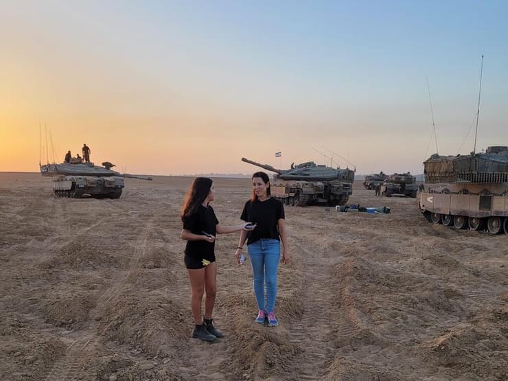 על רקע הטנקים ועשן המלחמה. לירז ובתה בשדות ליד עין הבשור