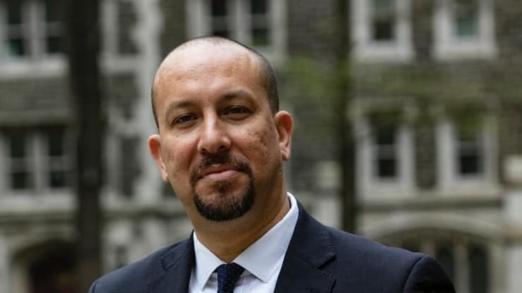 הפרופסור שנשאר בתפקיד, ג'וזף סורט. התנצל - אבל טען לחדירה לפרטיות (צילום: אתר האוניברסיטה קולומביה) הפרופסור שנשאר בתפקיד פרופ׳ ג׳וזף סורט